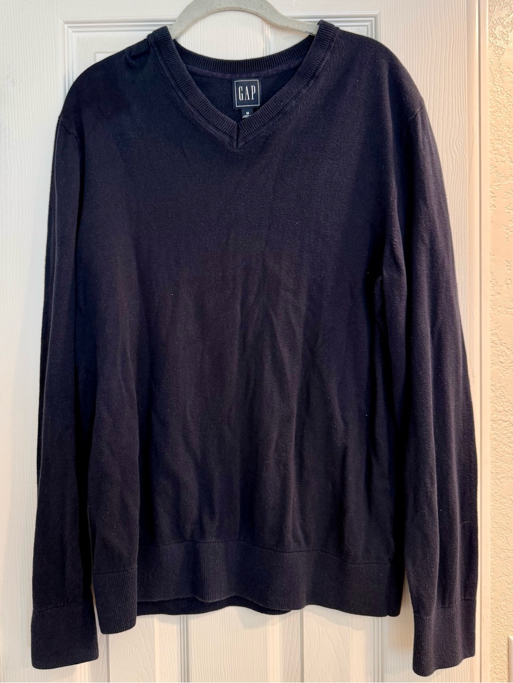 GAP Men's V-Neck Sweater in Navy Blue